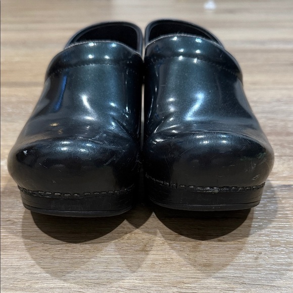 Dansko Size 39 Glossy Green Women's Clogs - Picture 4 of 12